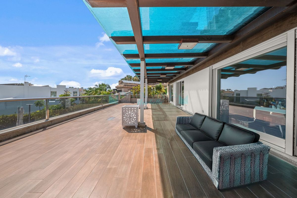 Villa for sale in Bahia de Marbella, Marbella East