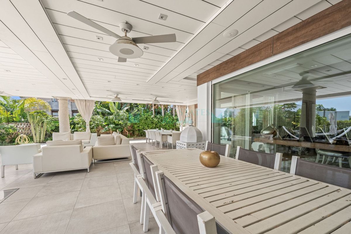 Villa for sale in Bahia de Marbella, Marbella East