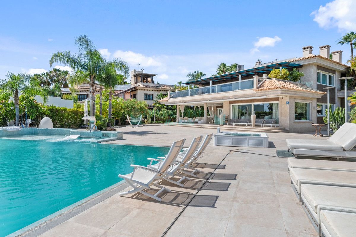 Villa for sale in Bahia de Marbella, Marbella East