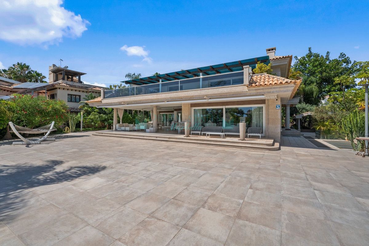 Villa for sale in Bahia de Marbella, Marbella East