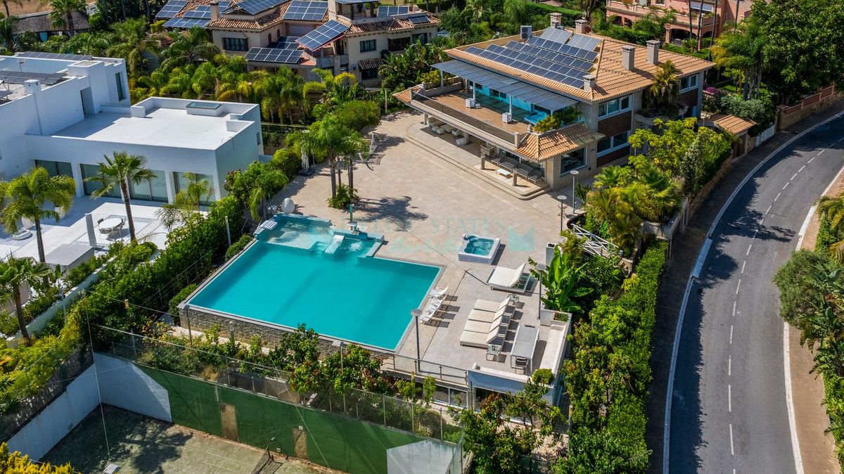 Villa for sale in Bahia de Marbella, Marbella East