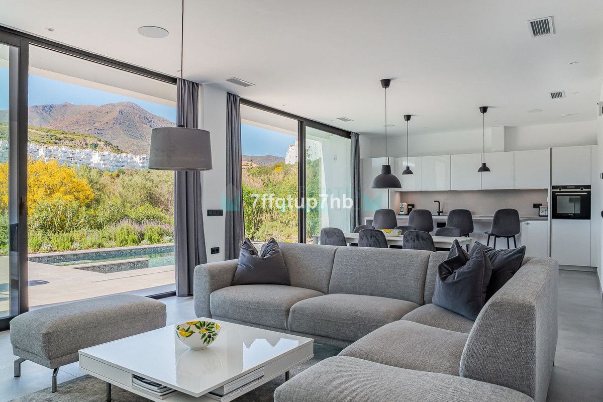 Villa for sale in Estepona