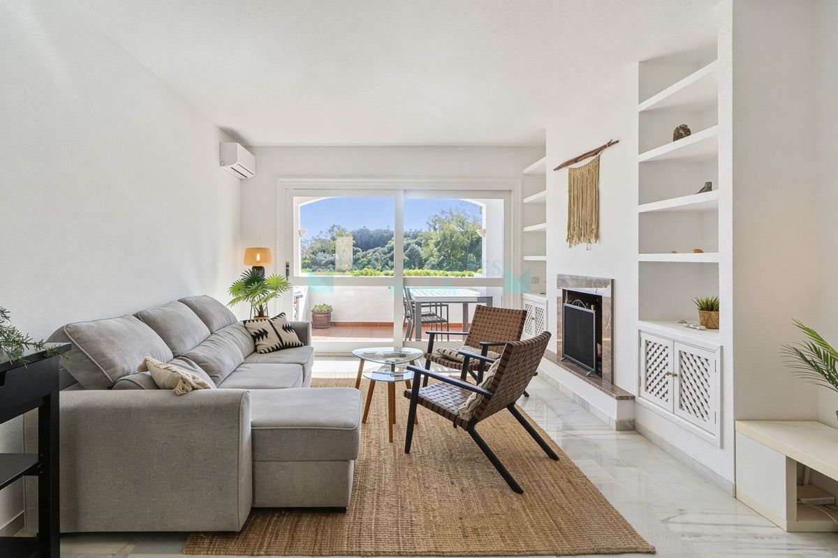 Apartamento Planta Baja en venta en Los Arqueros, Benahavis