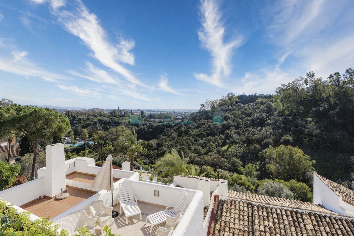 Apartamento Planta Baja en venta en Los Arqueros, Benahavis