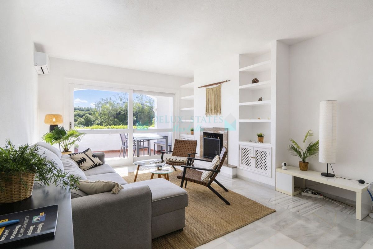 Apartamento Planta Baja en venta en Los Arqueros, Benahavis