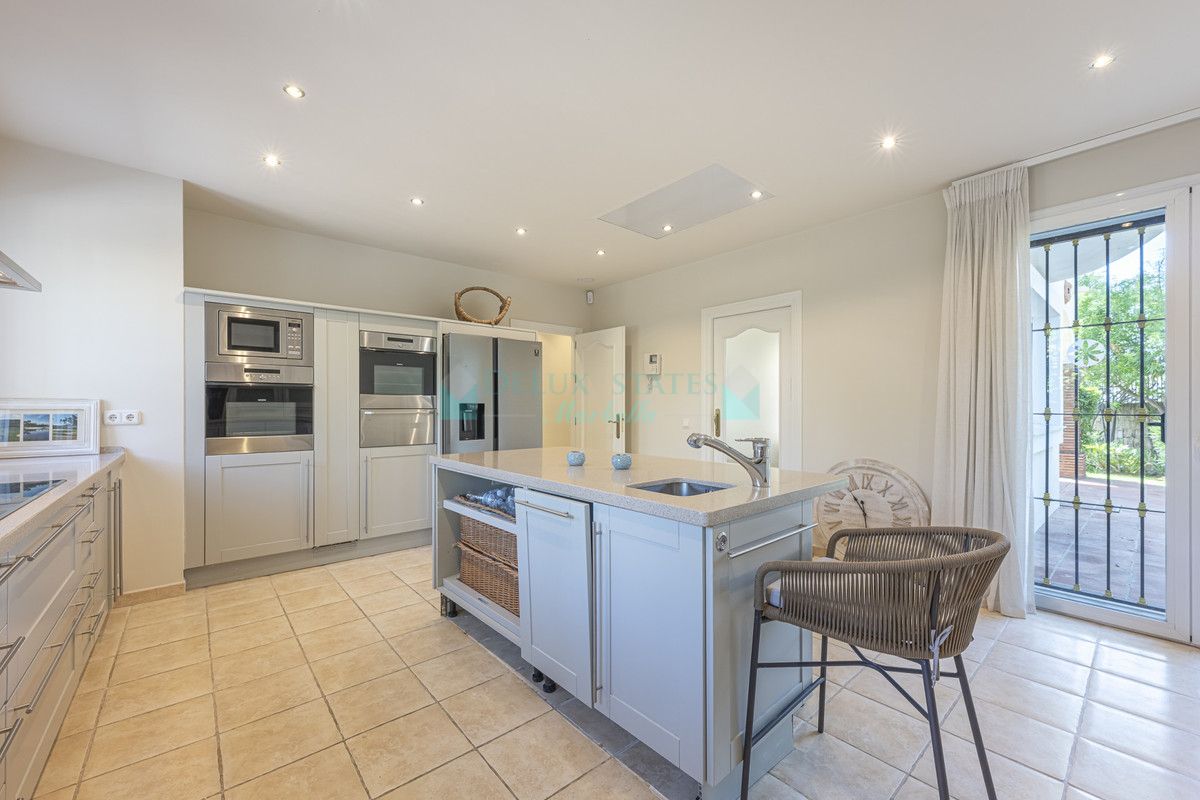 Villa for sale in Benahavis