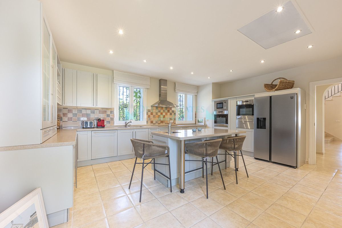 Villa for sale in Benahavis