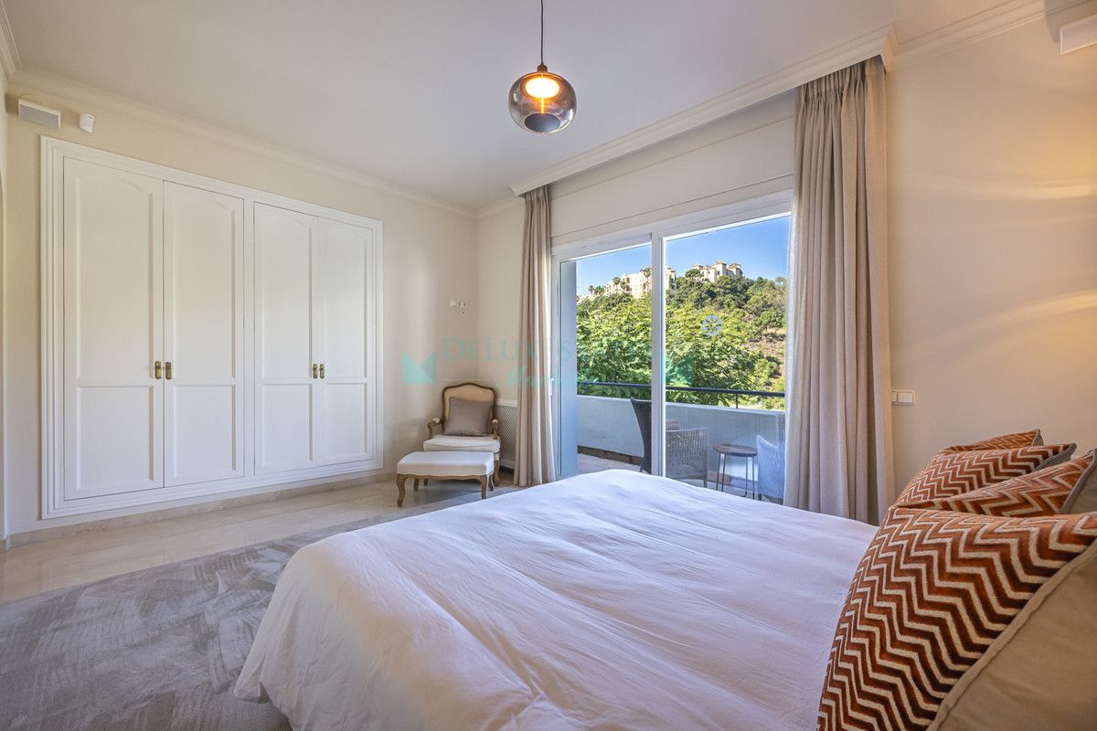 Villa for sale in Benahavis