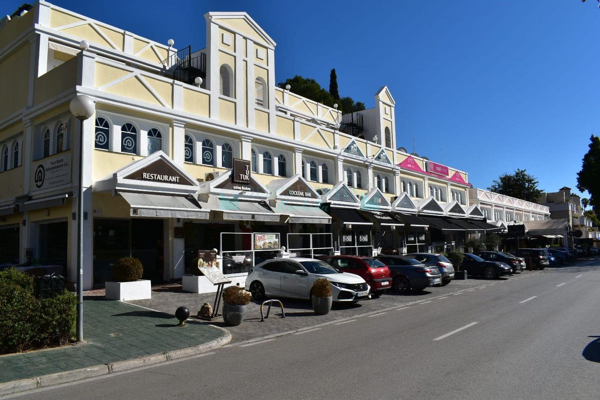 Bar for sale in Aloha, Nueva Andalucia