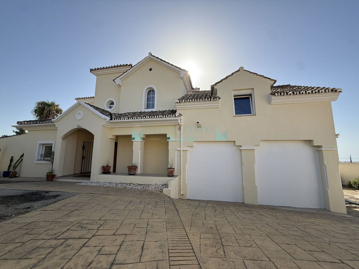 Villa for sale in Estepona