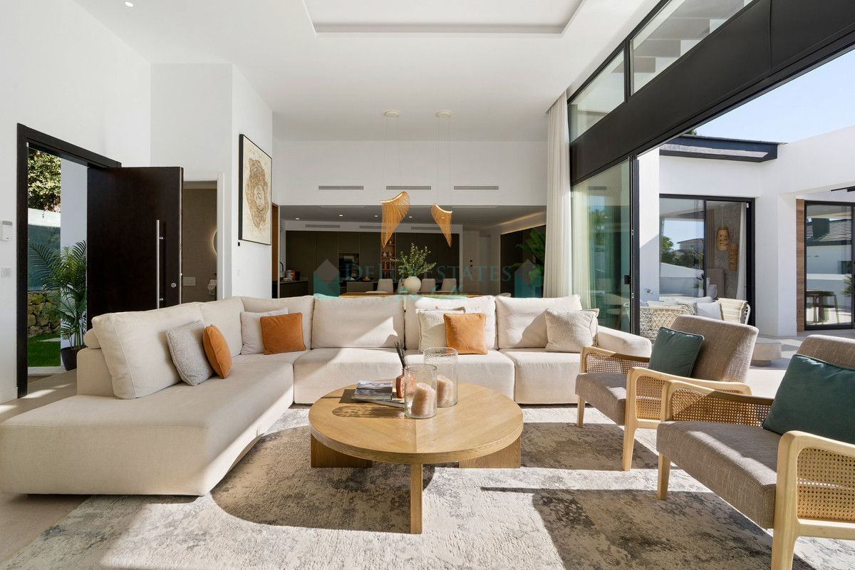 Villa for sale in Nueva Andalucia