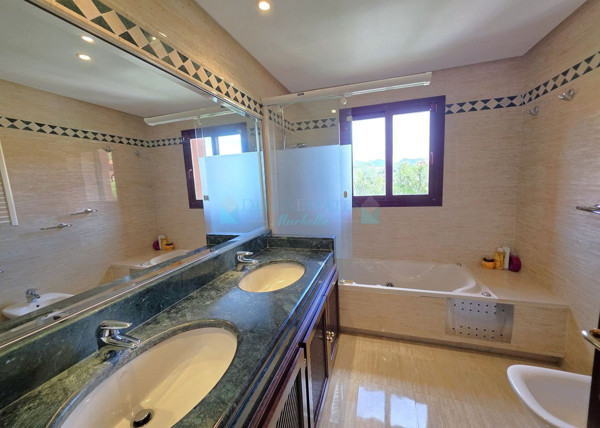Apartamento Planta Baja en venta en La Mairena, Marbella Este