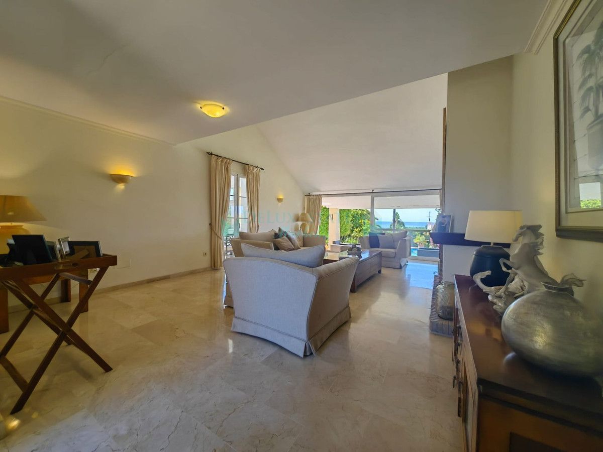 Villa for sale in Estepona