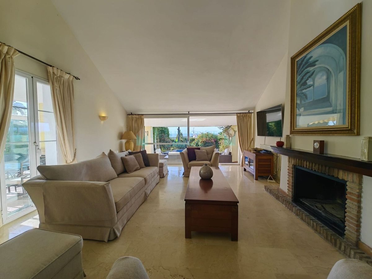 Villa for sale in Estepona