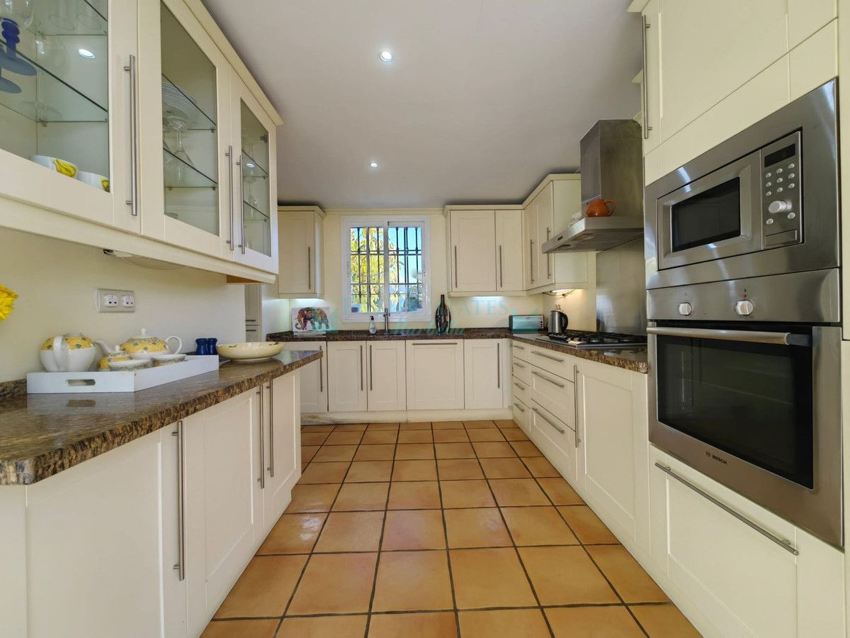 Villa for sale in Estepona