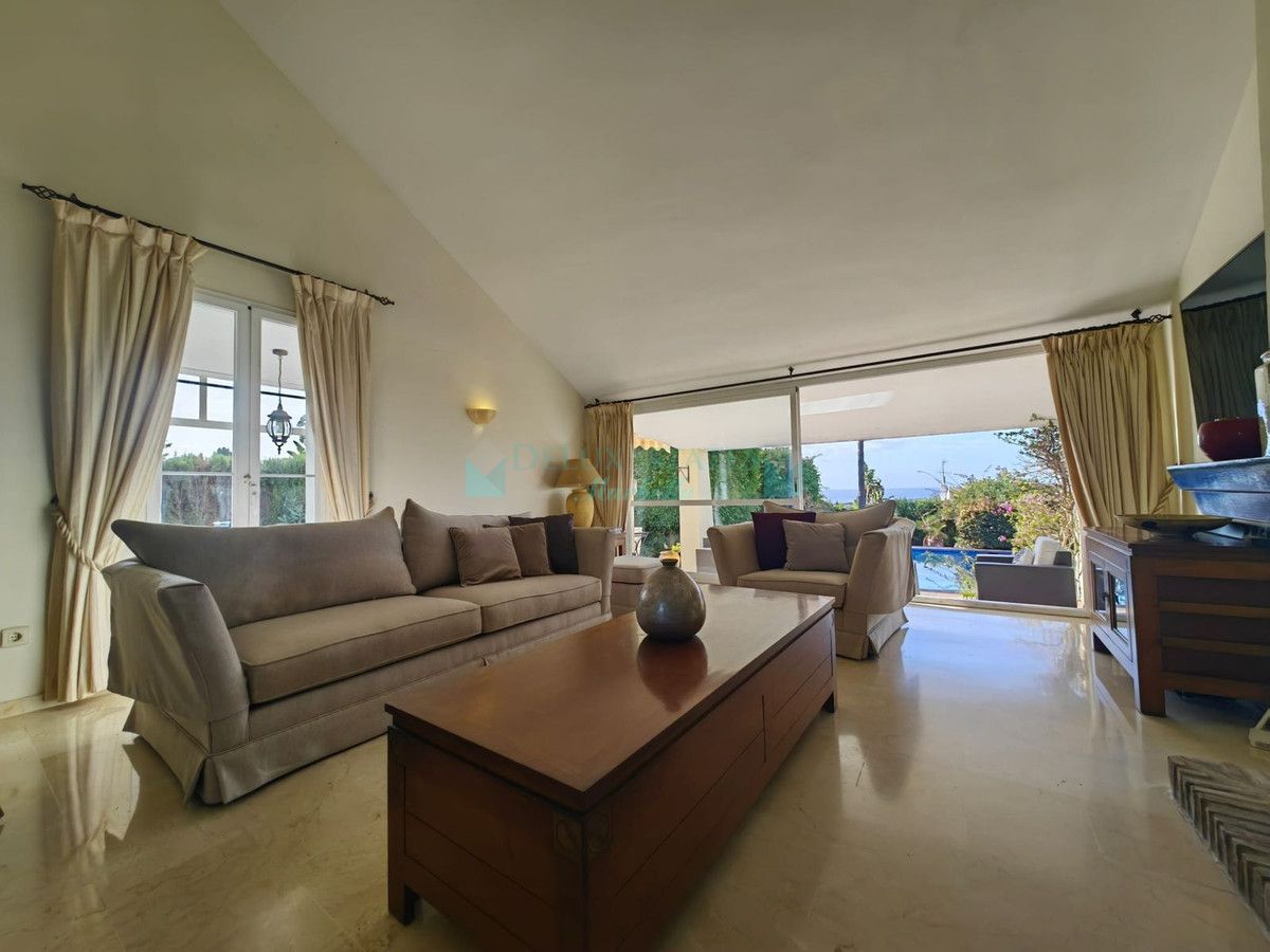 Villa for sale in Estepona