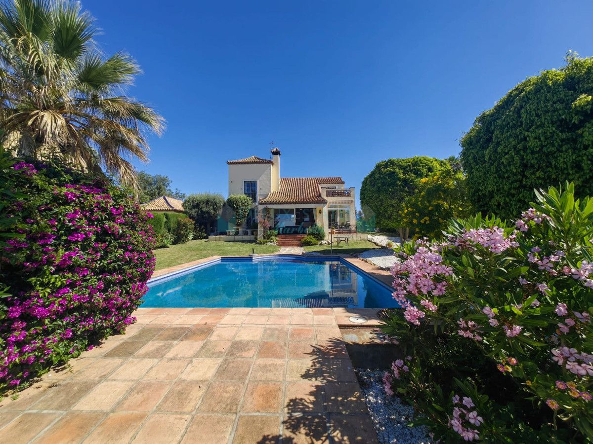 Villa for sale in Estepona