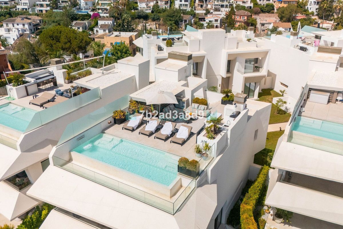 Villa for sale in Nueva Andalucia