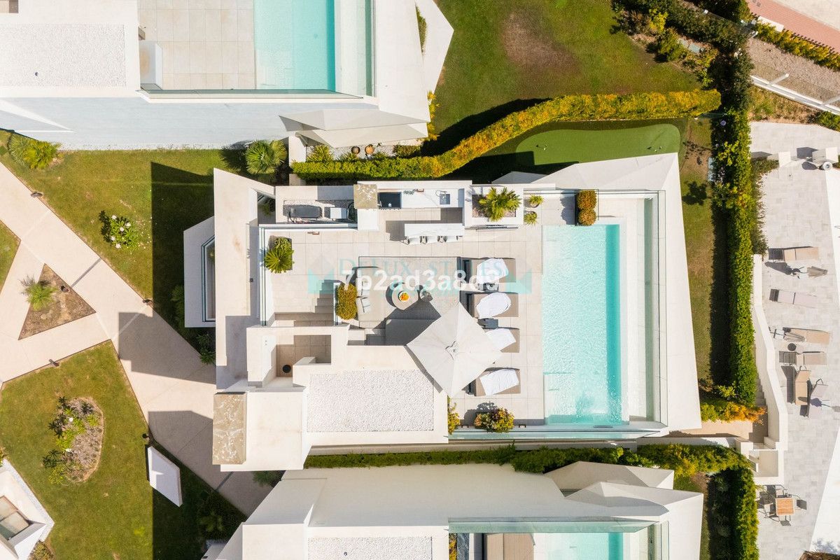 Villa for sale in Nueva Andalucia