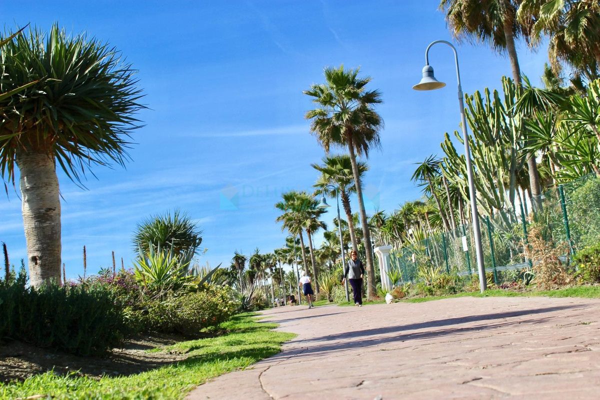 Villa Pareada en venta en Costalita, Estepona