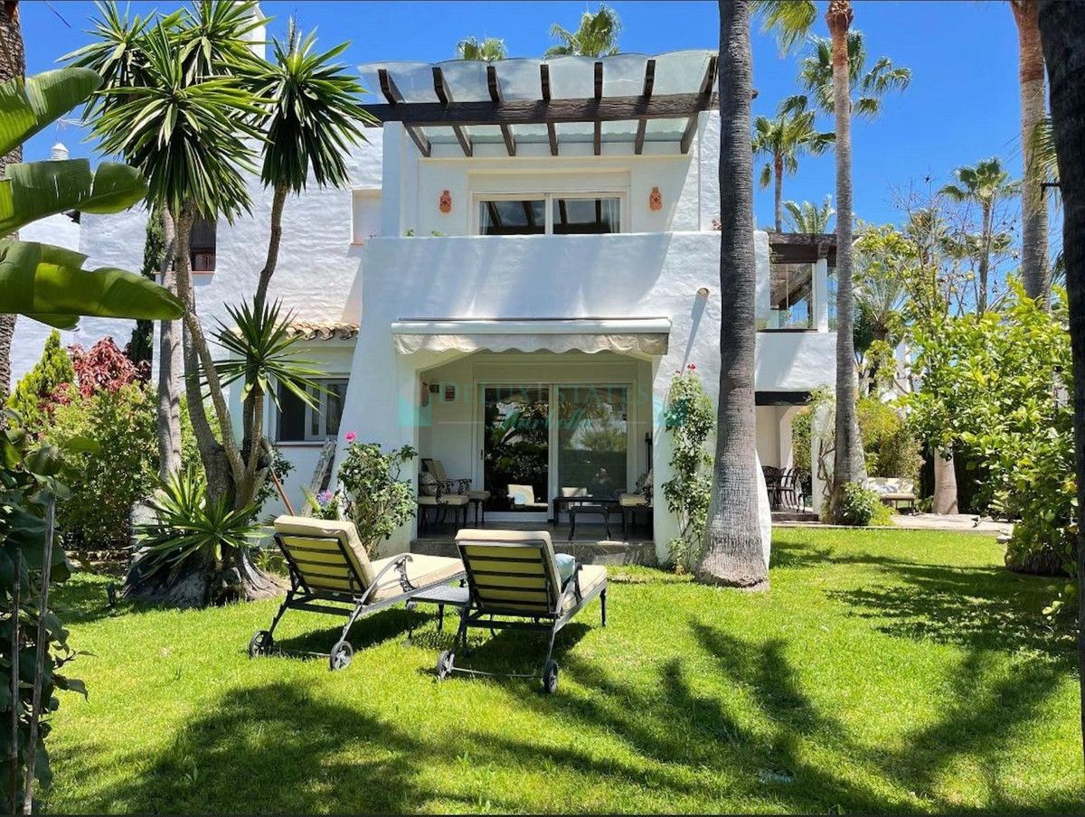 Villa Pareada en venta en Costalita, Estepona