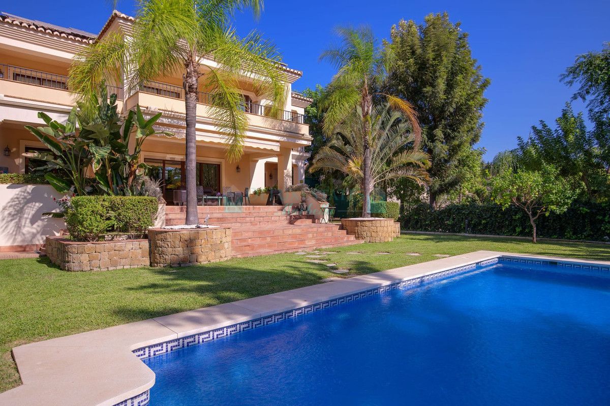 Villa for sale in Los Arqueros, Benahavis