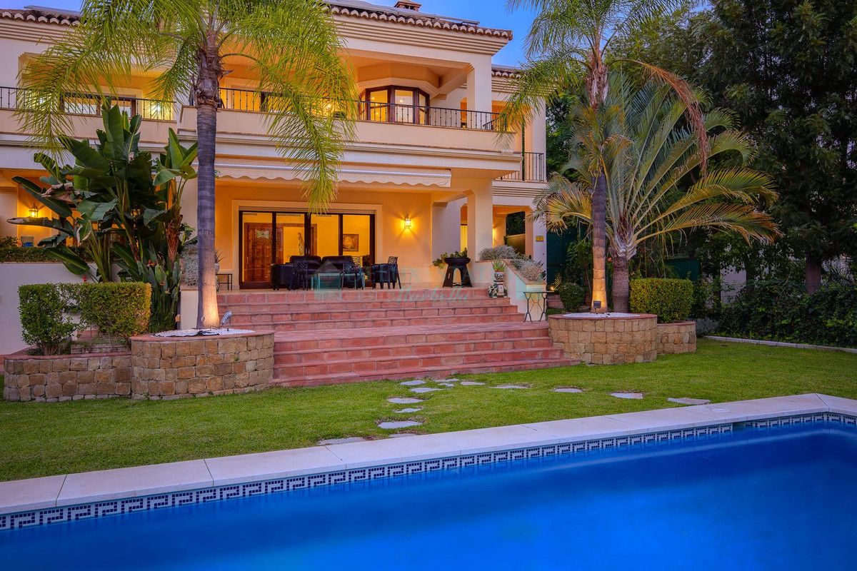 Villa for sale in Los Arqueros, Benahavis