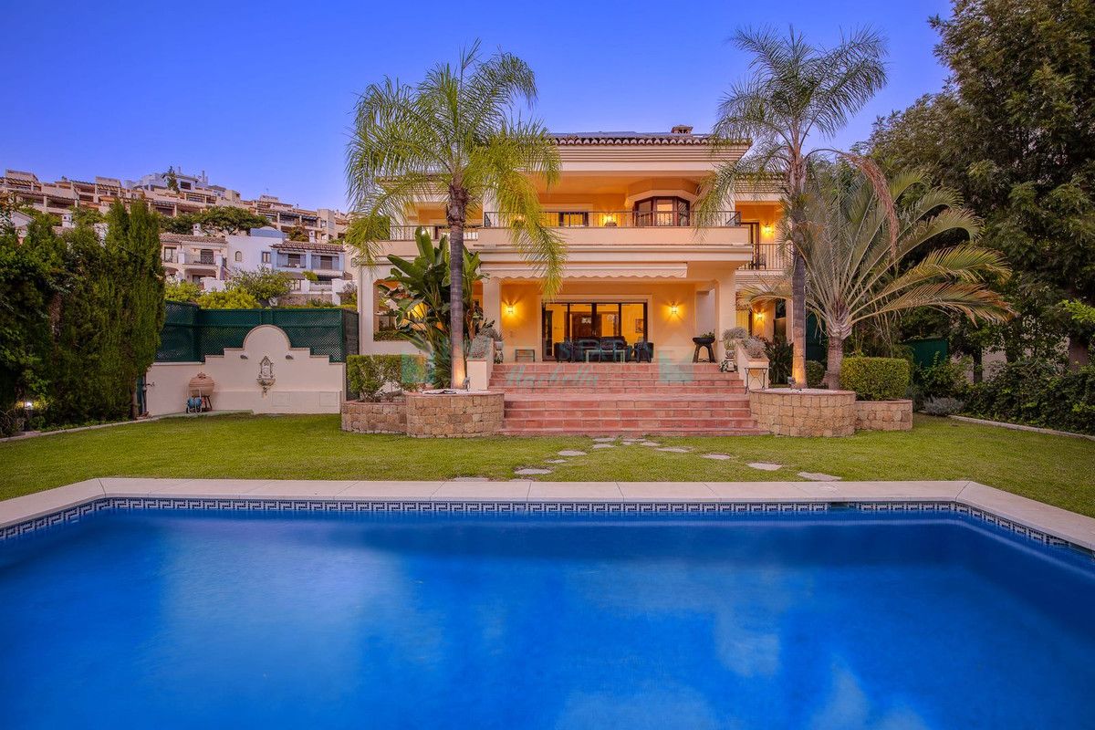 Villa for sale in Los Arqueros, Benahavis