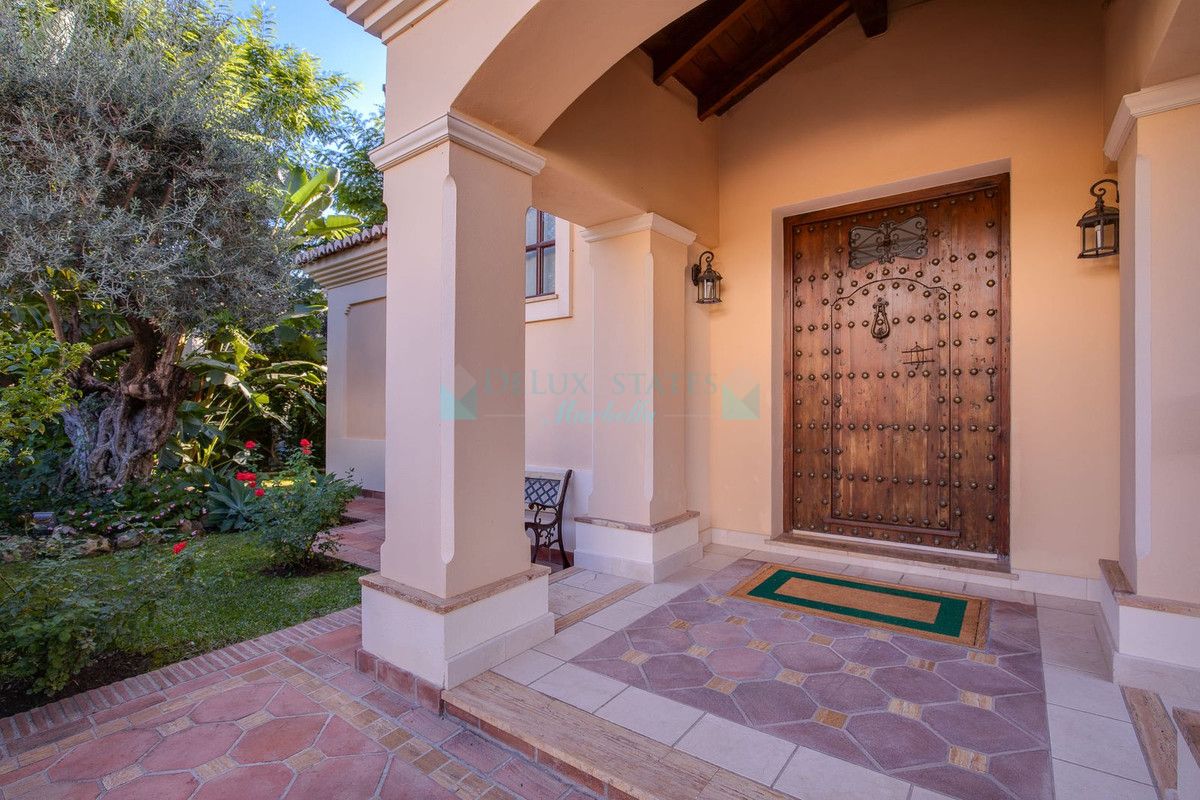 Villa for sale in Los Arqueros, Benahavis