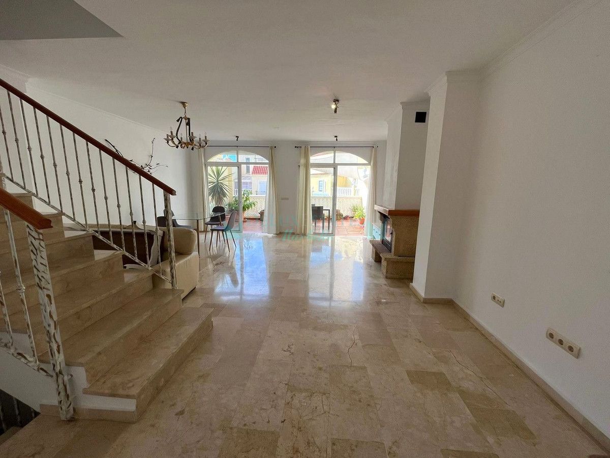 Town House for sale in Estepona