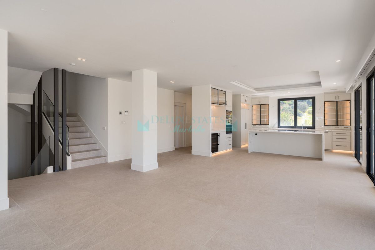 Villa for sale in Estepona