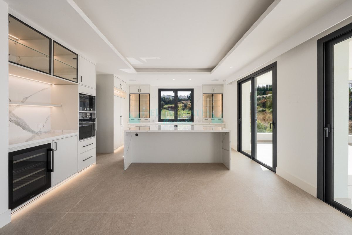 Villa for sale in Estepona