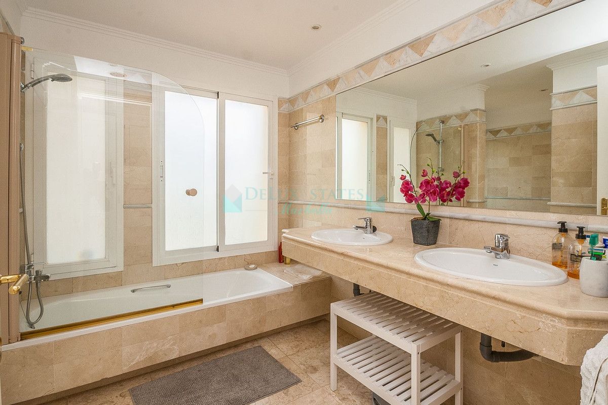 Ground Floor Apartment for sale in Elviria, Marbella East