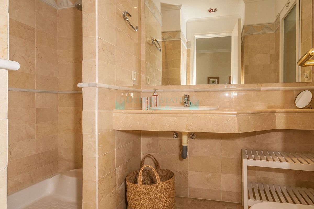 Ground Floor Apartment for sale in Elviria, Marbella East