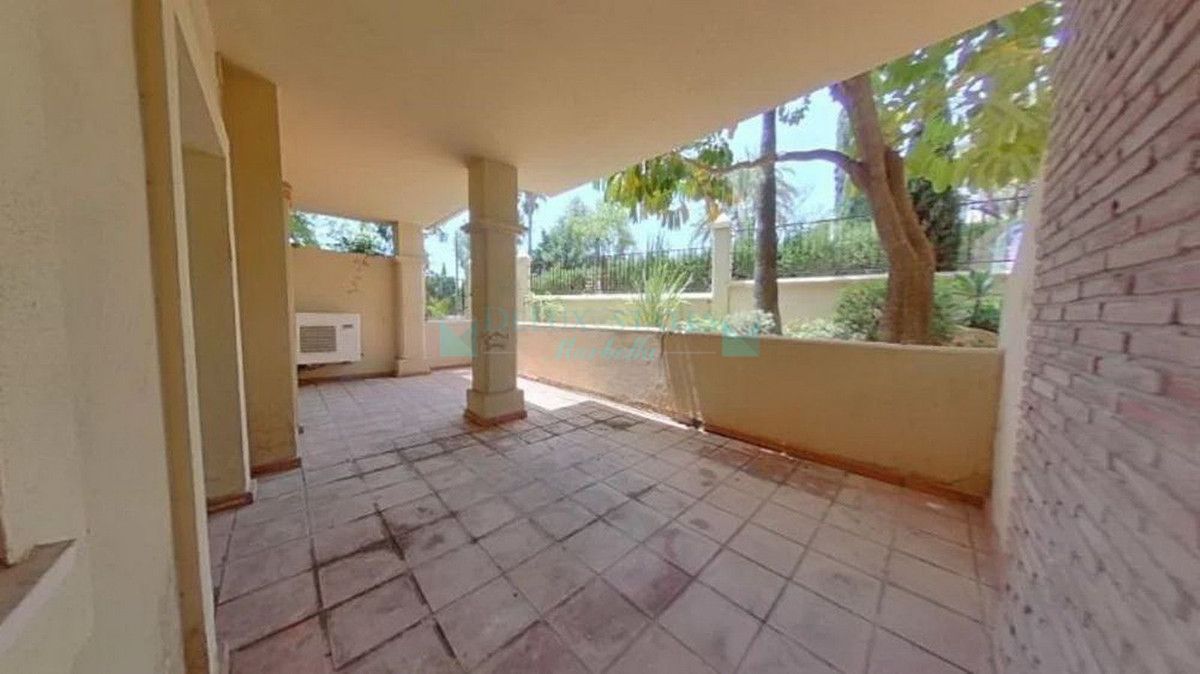 Ground Floor Apartment for sale in Benahavis