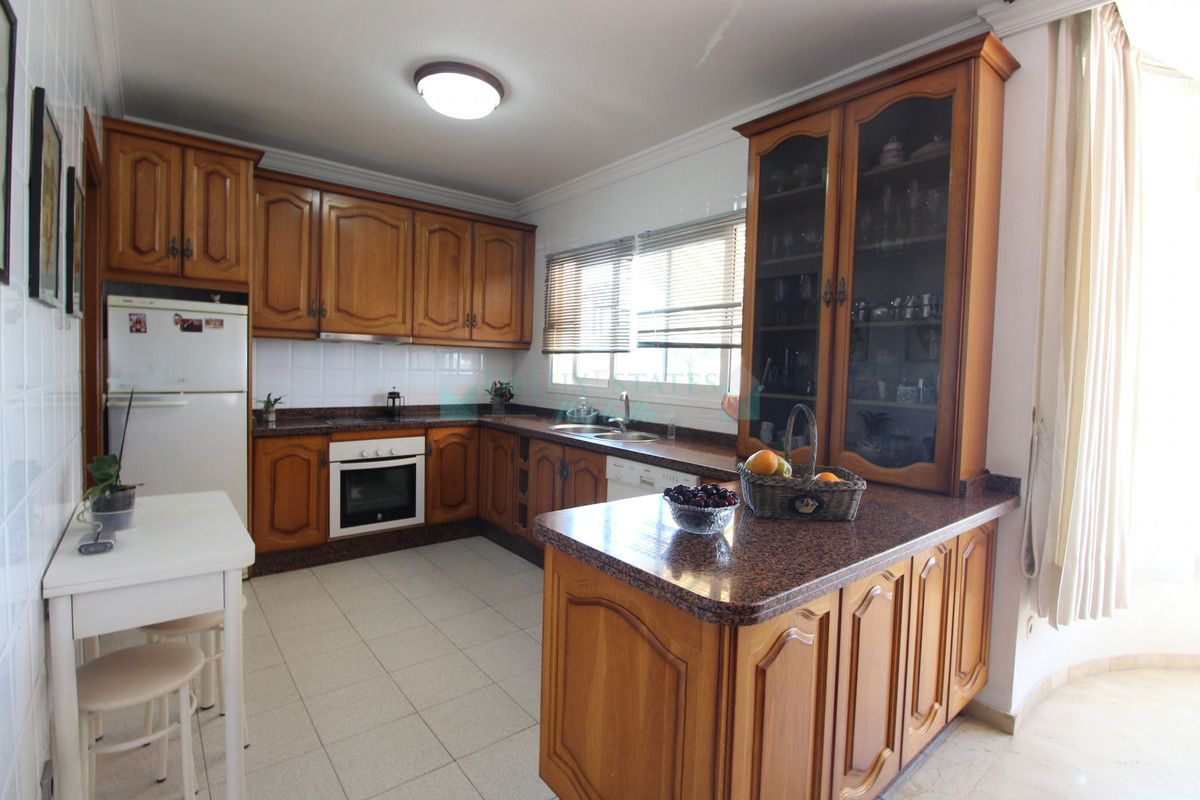 Villa for sale in Nueva Andalucia