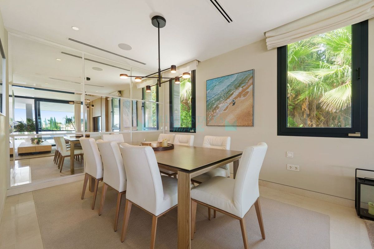 Villa for sale in Nueva Andalucia