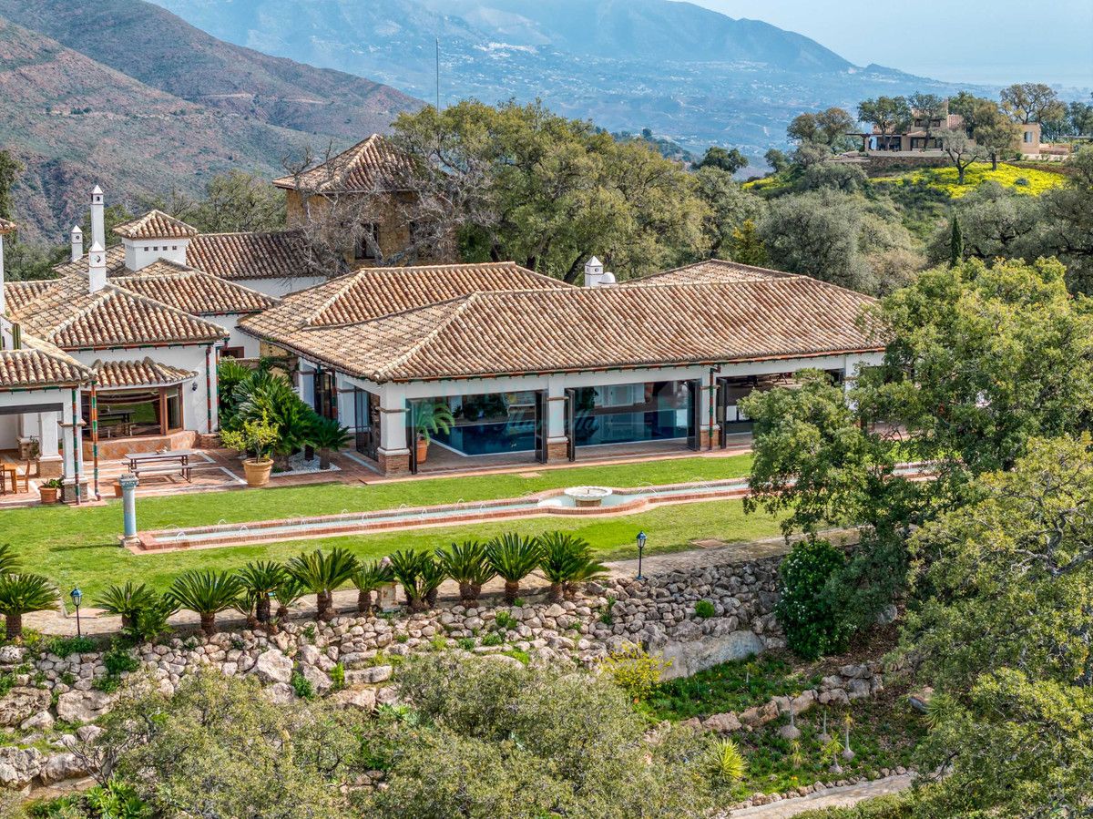 Villa for sale in La Mairena, Marbella East