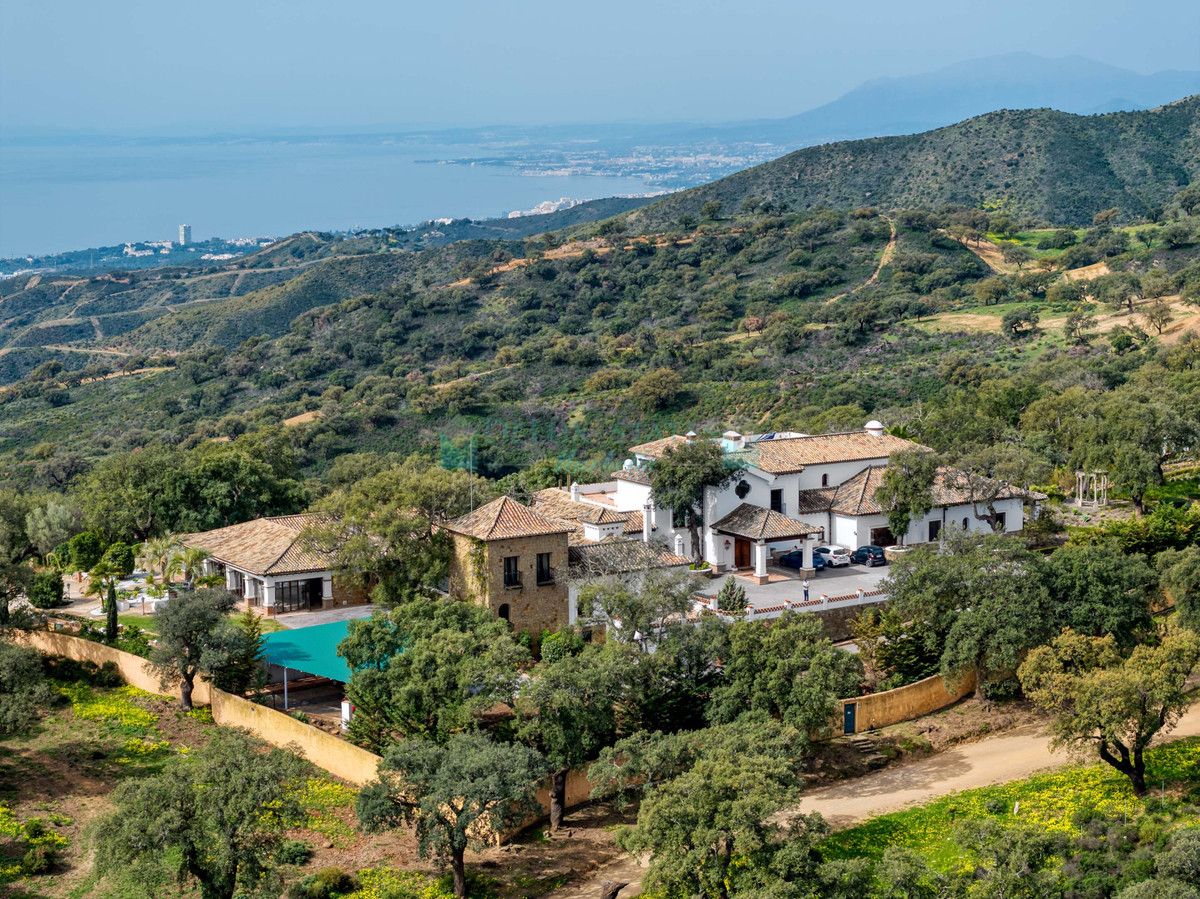 Villa for sale in La Mairena, Marbella East