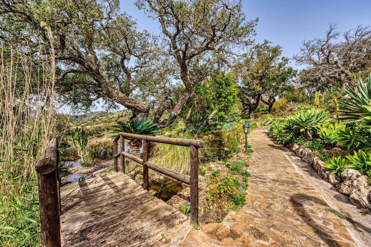 Villa for sale in La Mairena, Marbella East