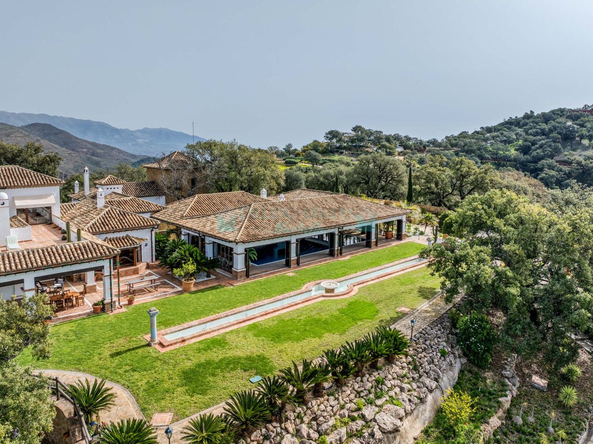 Villa for sale in La Mairena, Marbella East