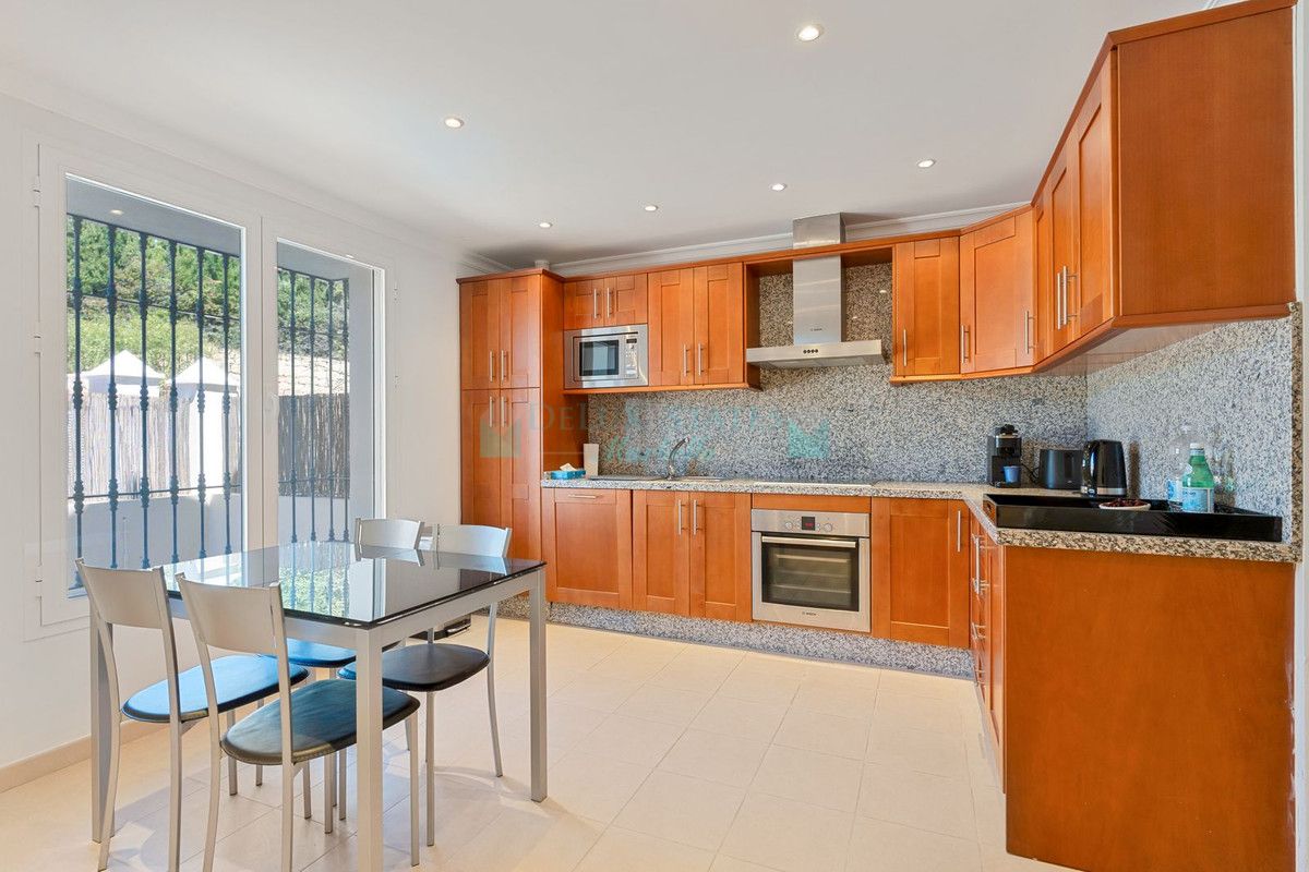 Town House for sale in Atalaya, Estepona