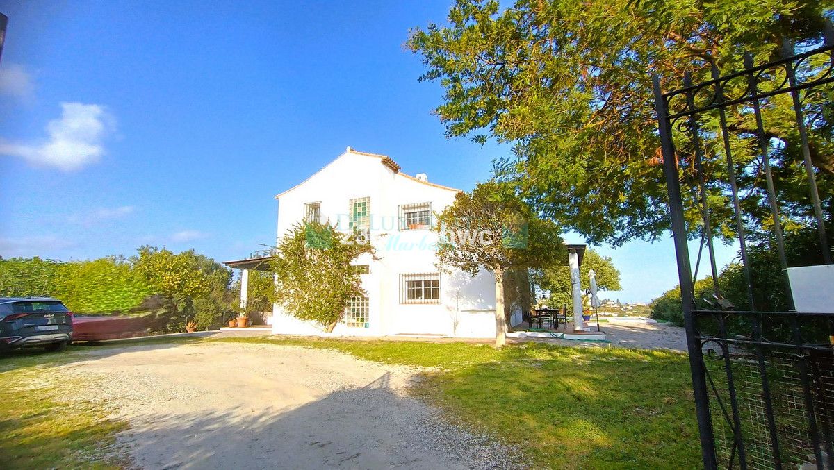 Villa for sale in Estepona