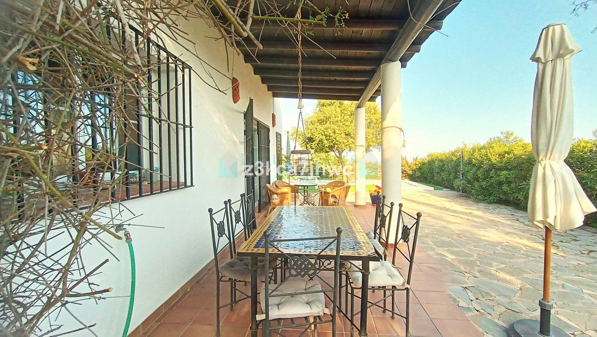 Villa for sale in Estepona