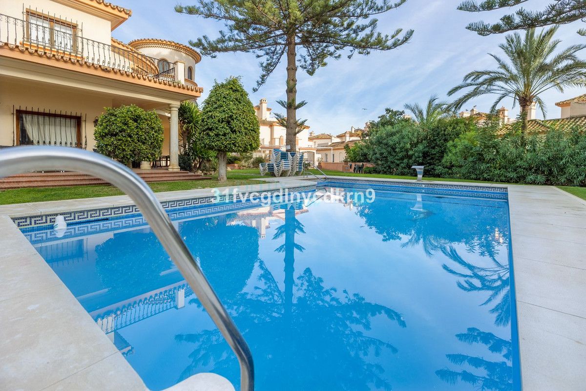 Town House for sale in Estepona