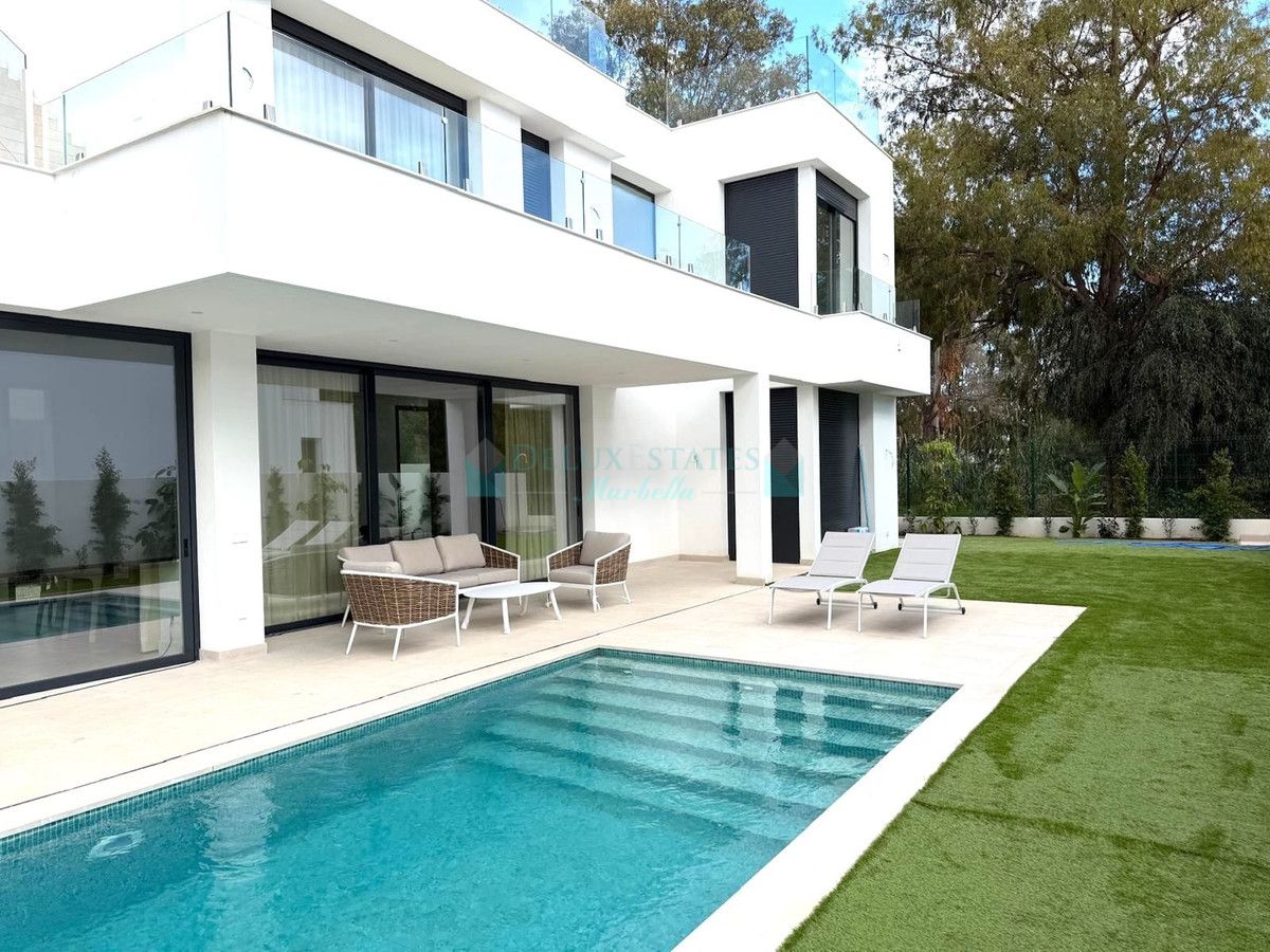 Villa for sale in Atalaya, Estepona