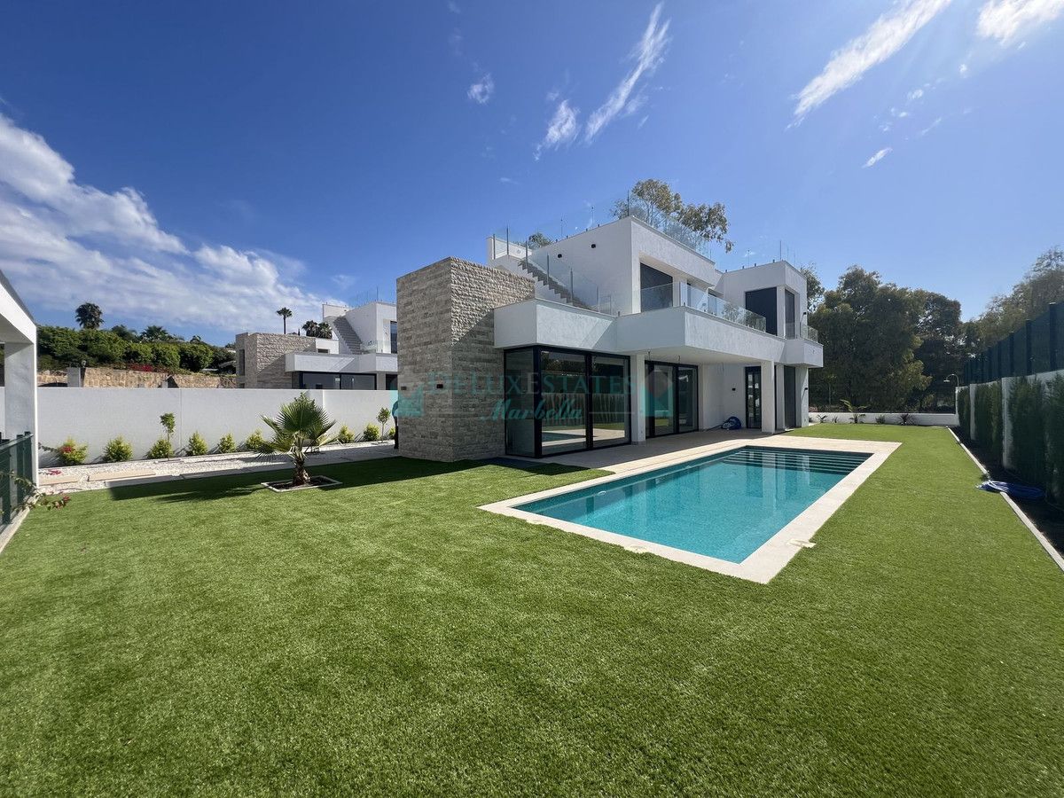 Villa for sale in Atalaya, Estepona