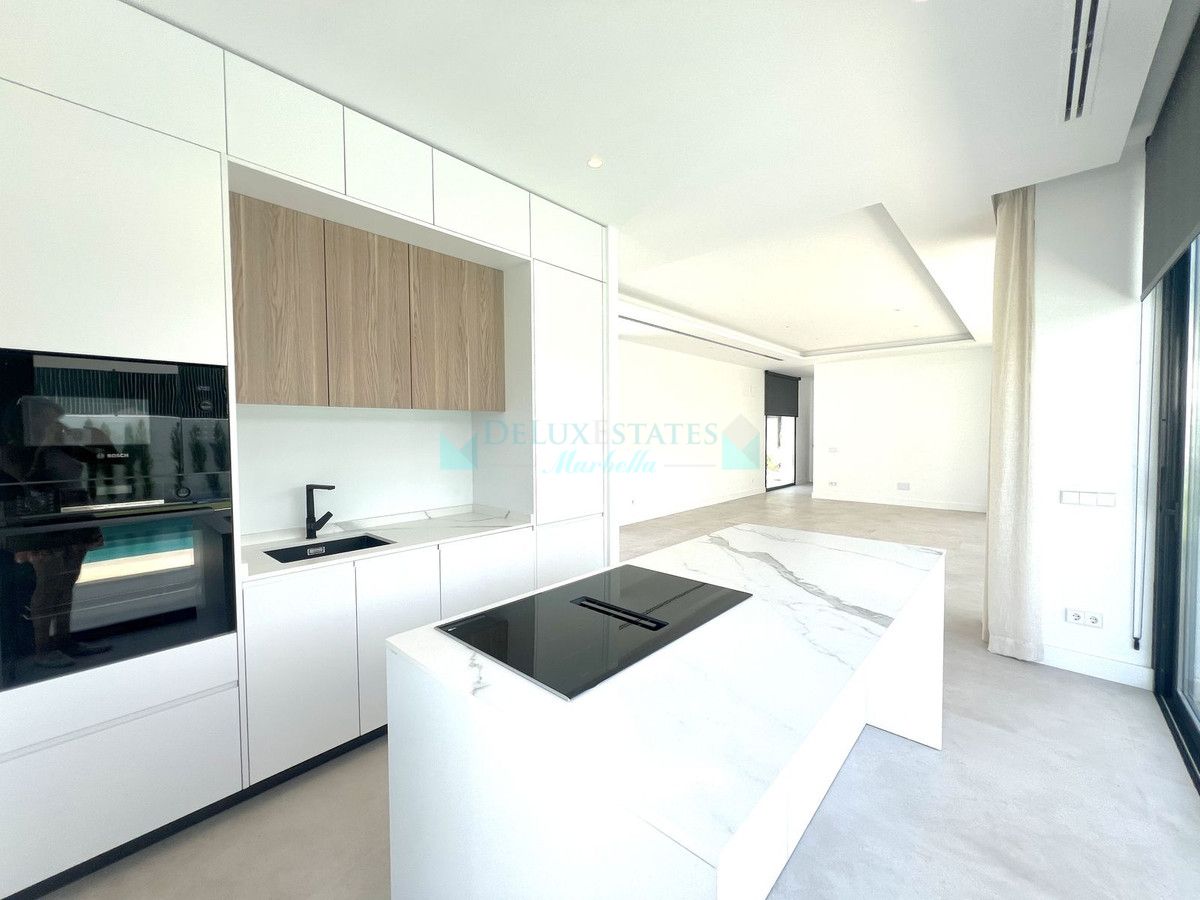 Villa for sale in Atalaya, Estepona