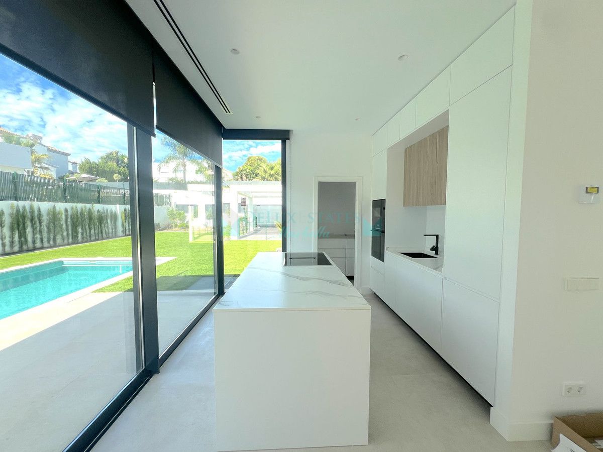 Villa for sale in Atalaya, Estepona