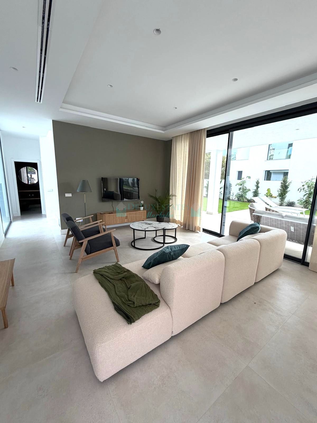 Villa for sale in Atalaya, Estepona